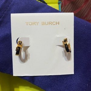 ✨BRAND NEW✨ TORY BURCH SERIF-T ENAMELED HUGGIE HOOP EARRING